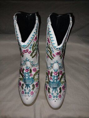 NWOT Pointed Toe Western Retro Floral Style Mid Calf Cowboy Boots Size (9.5)